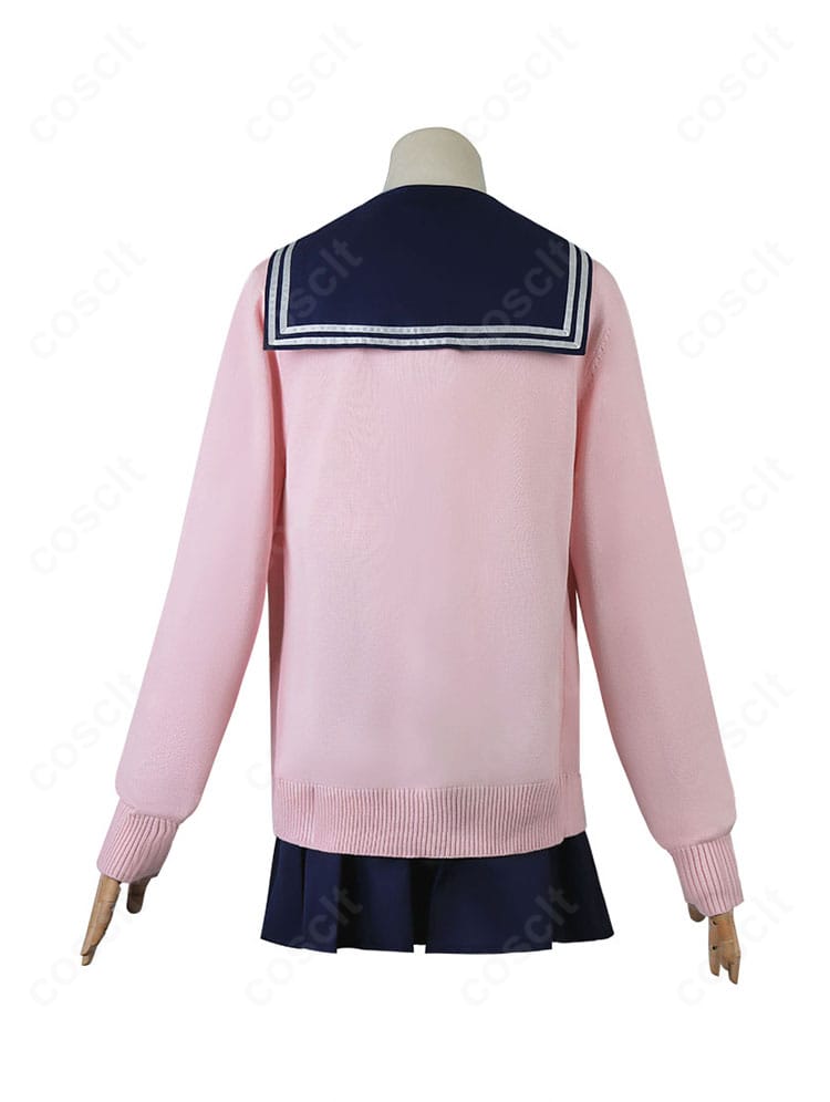 狸小路絹 コスプレ衣装の背面。コートのバックシルエットと裾の落ち感、後ろ開きの作りをチェック。