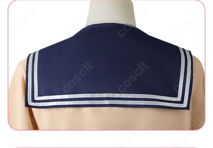 背面装飾のクローズアップ。ヨークから下がるアクセサリーが全体の完成度を高めます。