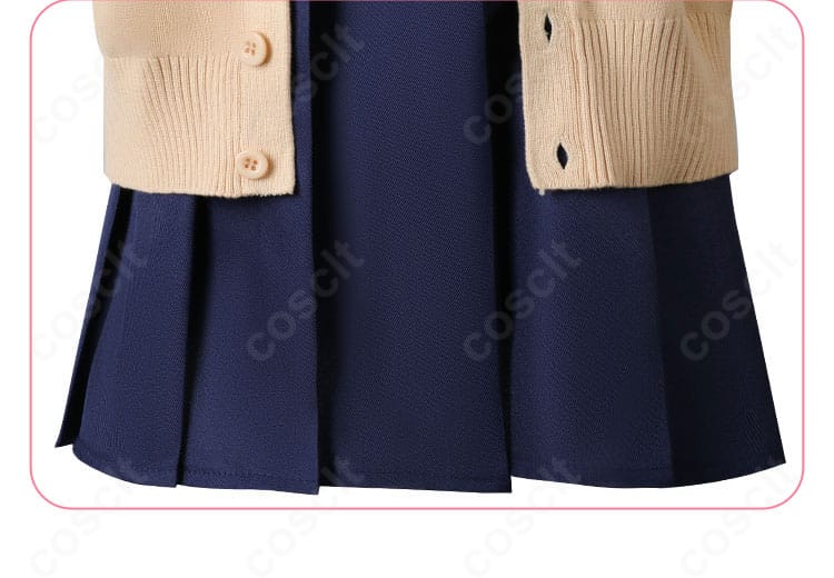 スカート裾のディテール。均一なプリーツと裾始末で、歩いたときも形が崩れにくい設計。