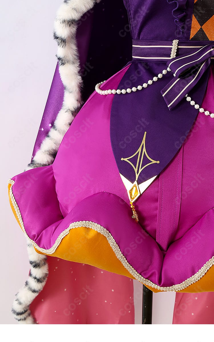 スカート裾の飾りアップ。エレガントなラインと縁取りのディテールが魅力。