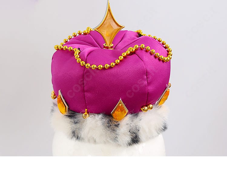 帽子の装飾クローズアップ。個性的なカードモチーフでステージ感を演出。