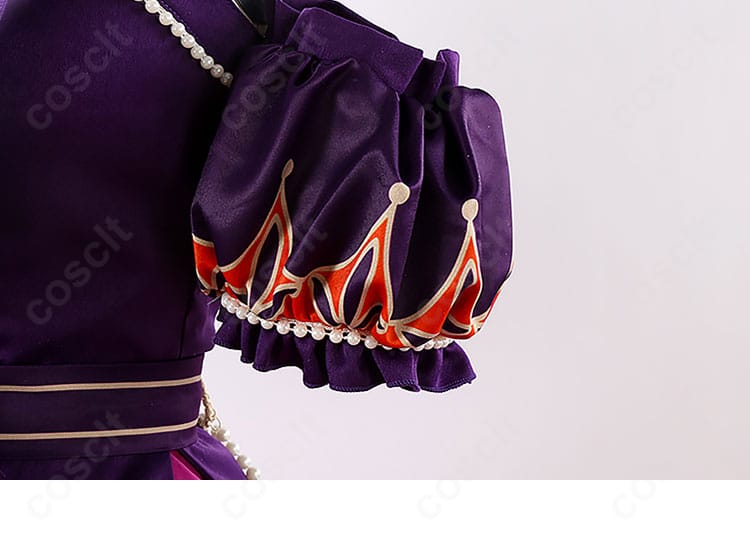 肩と袖の装飾細部。立体的なカッティングと装飾パーツの作りを確認。