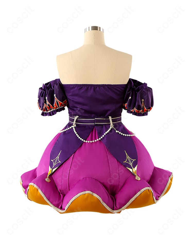 スカート背面の装飾。背中側の切り替えと装飾ラインの美しい仕上がり。