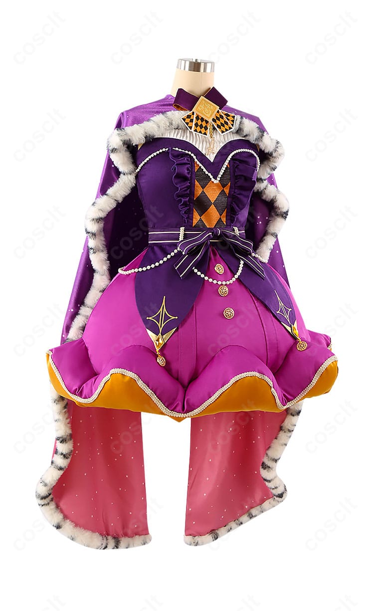 鳳えむ コスプレ衣装 右側面。マントの落ち感とかぼちゃパンツのシルエットを確認。