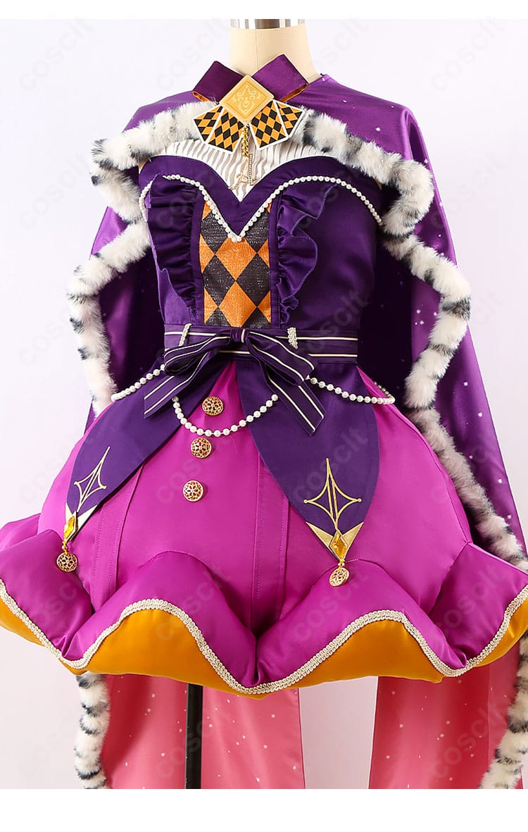 トップス側面の装飾クローズアップ。ボタンやトリムの質感が際立つ写真。