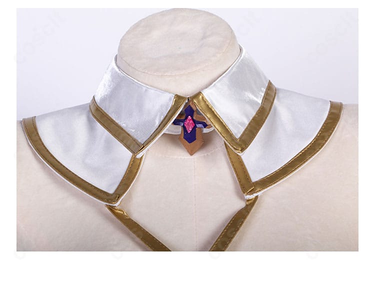 ユニコーン衣装の襟元アップ。繊細な刺繍と装飾パーツの配置がわかるカット。