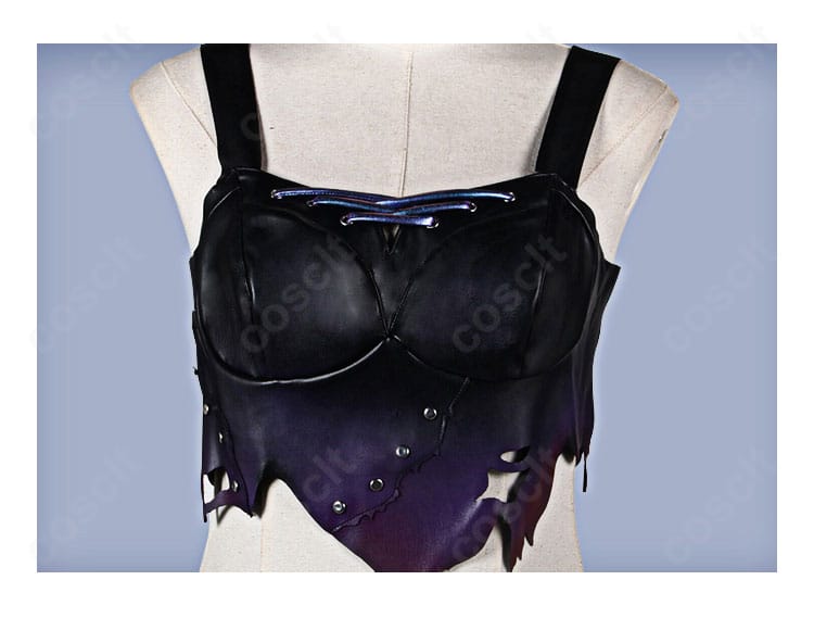 上衣の刺繍と装飾のクローズアップ。チョーカー周りの意匠や縁取りの再現度が分かるディテール画像。