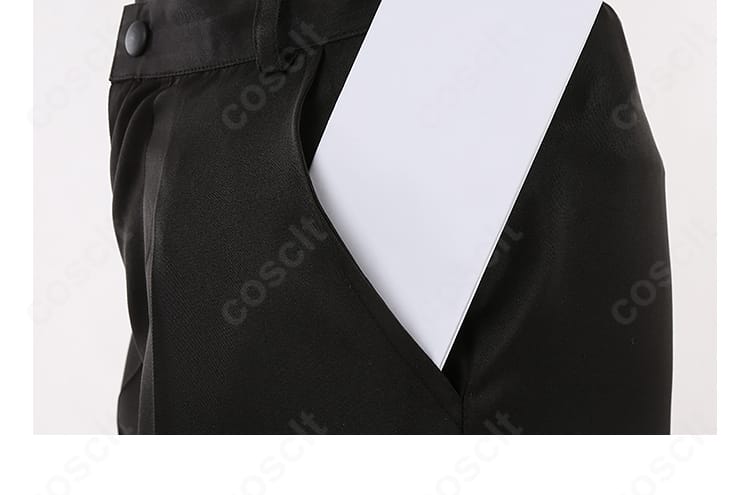 パンツのポケット周辺ディテール。フラップ形状とステッチの整いを示す。