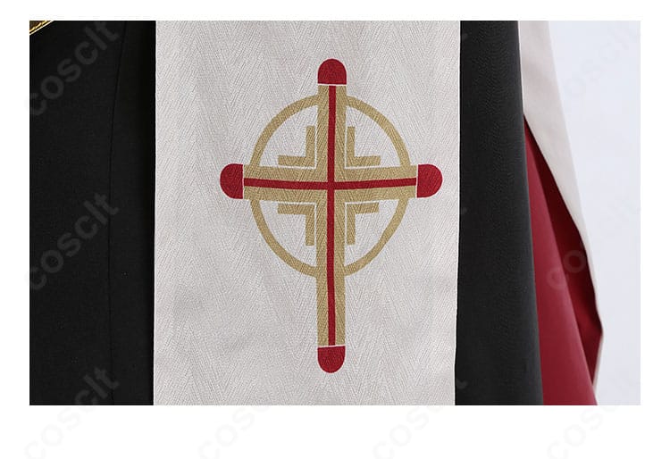 マント(披風)部分の装飾アップ。縁取りと留め具の質感を捉えた写真。