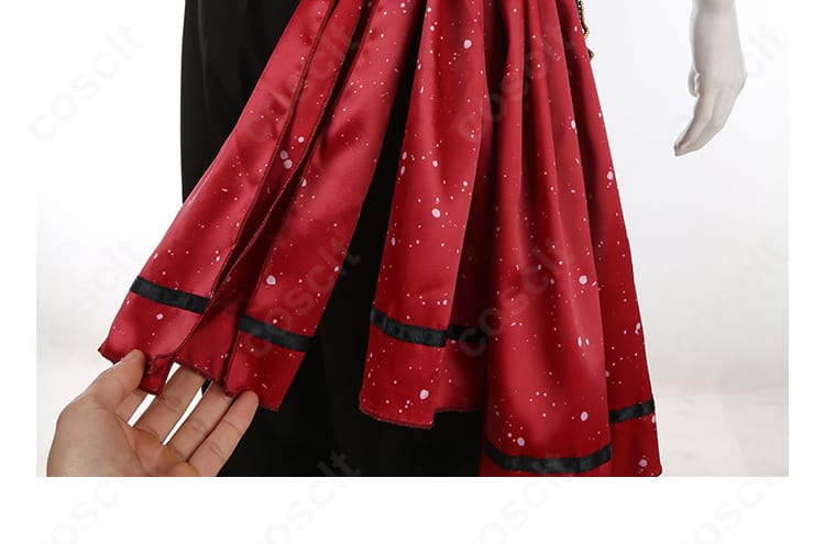 衣裾装飾のディテール。切替ラインとトリムがデザインの要点であることを示す。