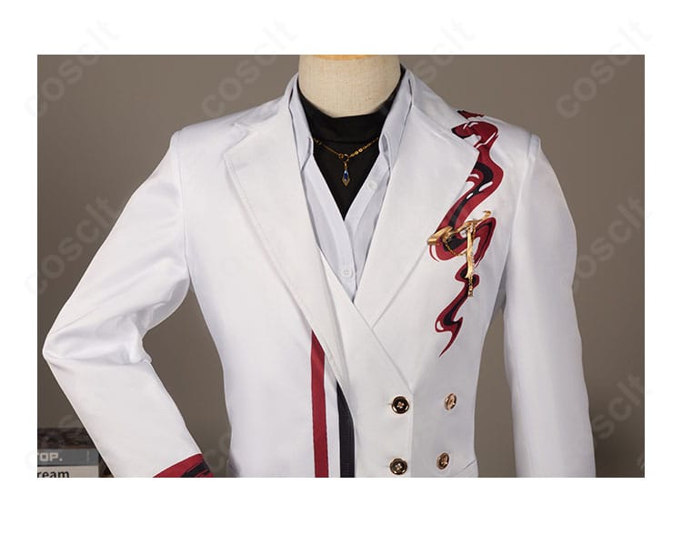 ホムラ(焰)衣装の上衣ディテール。襟元の刺繍やネックレス、前立ての装飾を近接で撮影した写真。