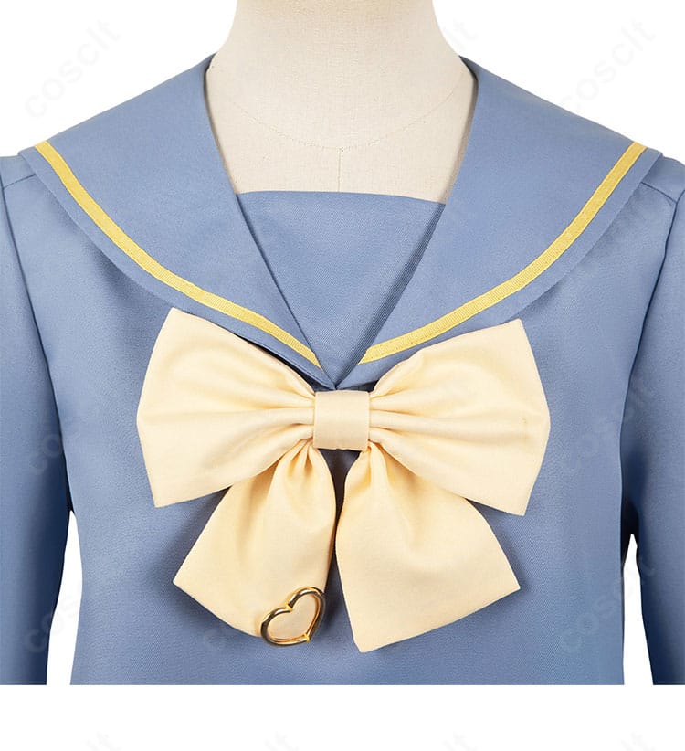 胸元の蝶形リボン(蝴蝶領結)装飾のアップ。スカーフとのバランスと可愛らしいアクセントを強調