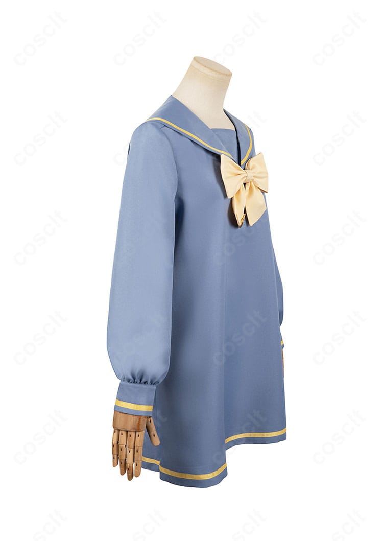 ワンピース右側のディテール。サイドの縫製ラインと裾の落ち感、通気性のある軽やかな生地感を示すクローズアップ