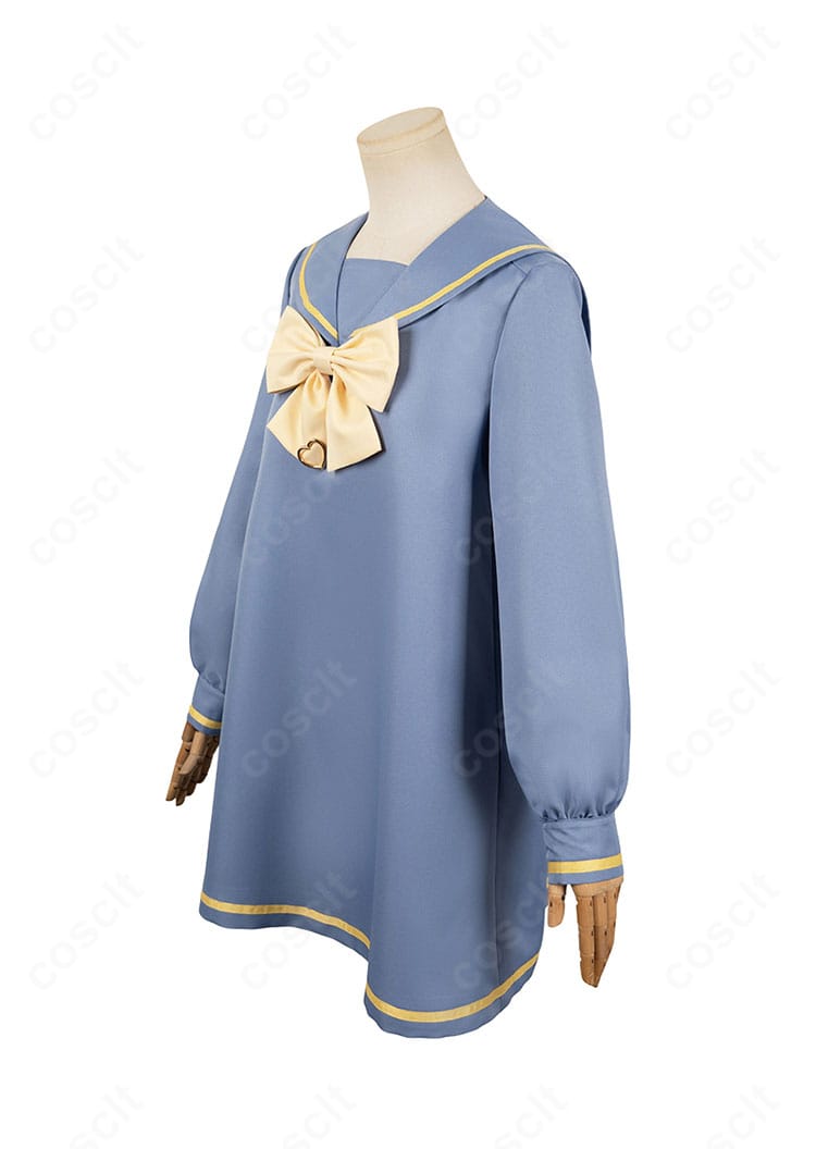 ワンピース左側のディテール。脇下から裾へのラインとステッチの仕上がりを確認できる角度のアップ