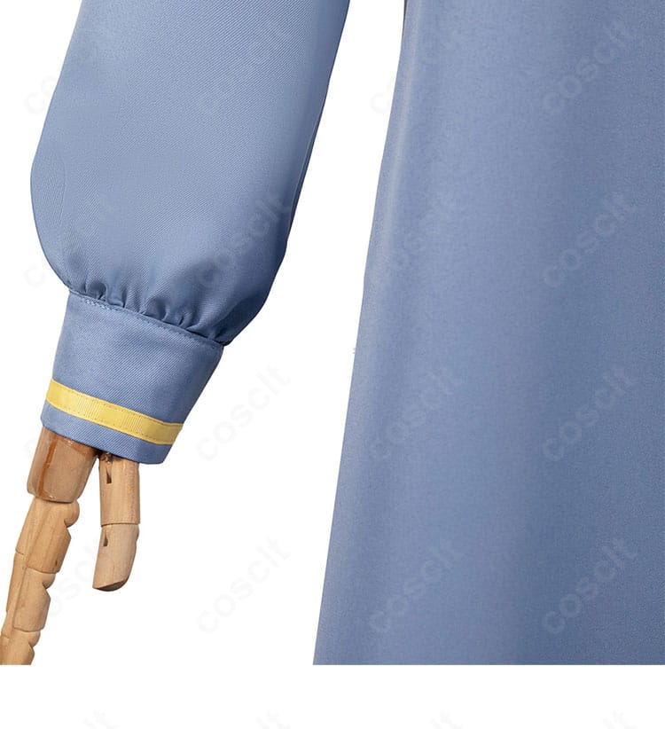 袖口ディテールのクローズアップ。カフスの形状と縫製の丁寧さ、爽やかな配色を確認