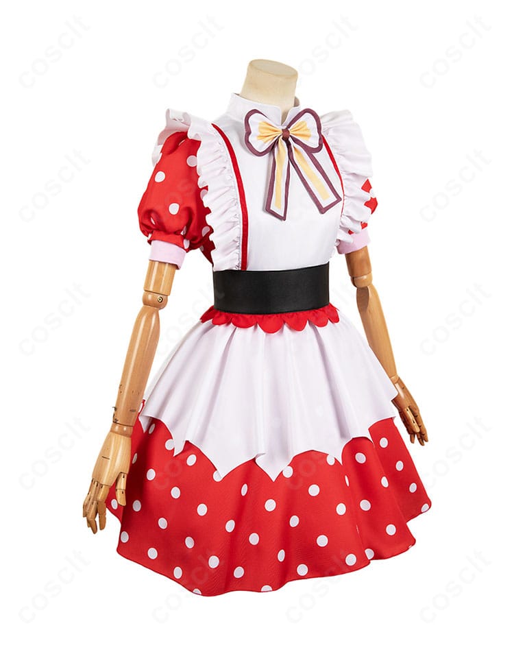 【推しの子】有馬かな コスプレ衣装の右側全体。スカートの広がりと装飾バランス、袖口のデザインを確認できる。