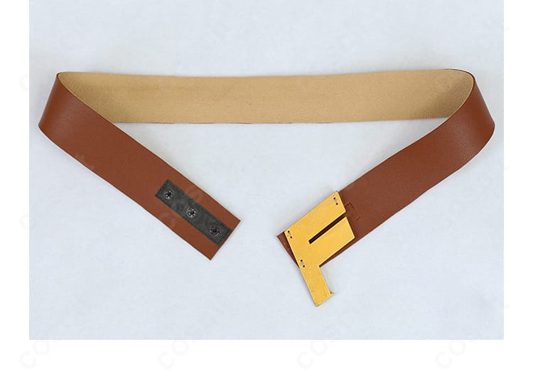 特徴的なベルト装飾の拡大。金具と帯のバランス、位置決めの正確さを示すディテール。