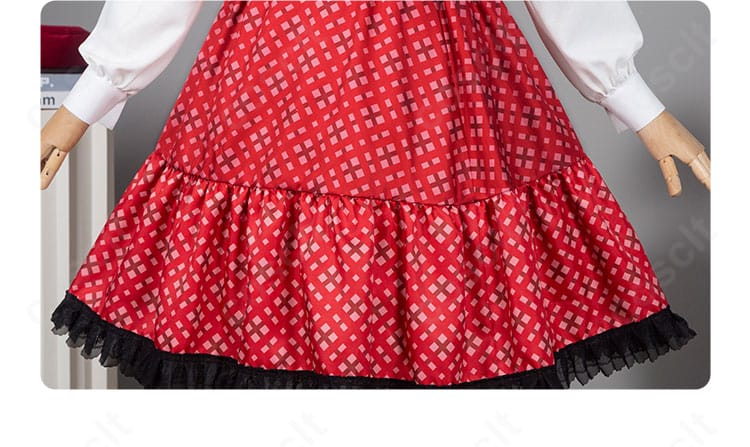 スカート前面の装飾アップ。プリーツの入り方と刺繍、ボタンとの調和が分かる一枚。