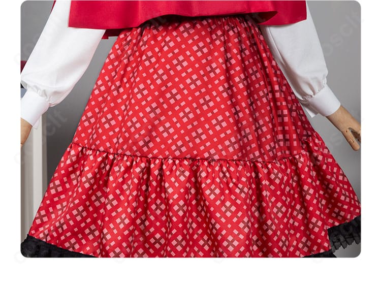 スカート装飾ディテール。フレアの分量と生地の落ち感、クラシカル駅員風の意匠を確認可能。