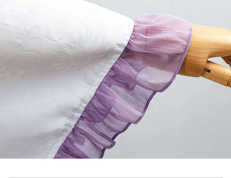 袖口装飾のクローズアップ。フリルと配色ラインが上品なエミリア衣装の袖口。