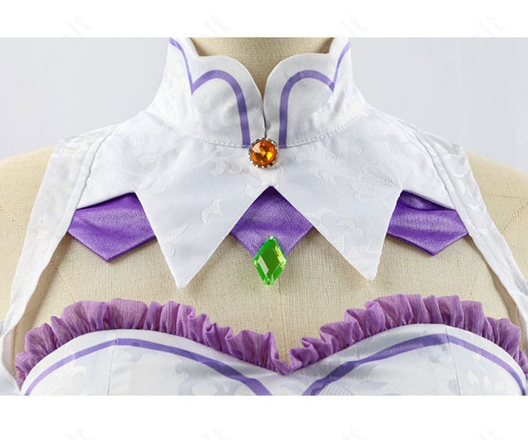 襟元の花模様刺繍ディテール。エレガントな装飾でエミリアの清楚感を再現。