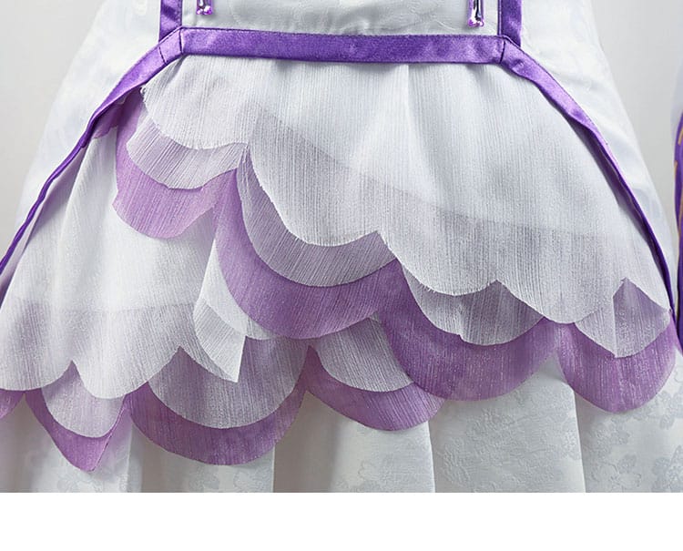 スカート部分の装飾ディテール。自然なドレープと裾のパイピングが見えるエミリア衣装。