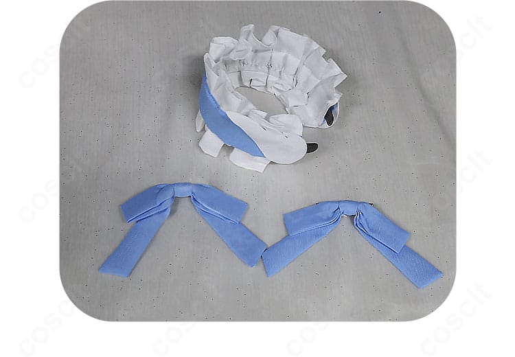 ヘッドアクセサリーの詳細。カチューシャと髪飾りの意匠がわかるカットで、顔回りを華やかに演出。