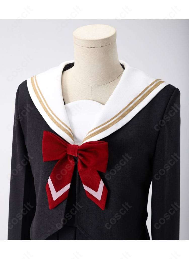 アリサ・ミハイロヴナ・九条 学園制服コスプレ 装飾ディテール。刺繍・切り替え・ステッチの質感を近接で表現。