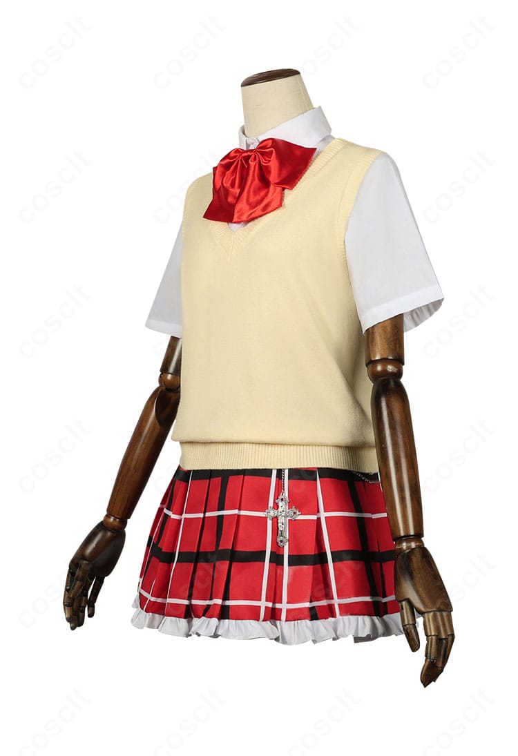 小鳥遊六花 夏服コスプレ衣装の側面。ベストとスカートのライン、腰飾りの配置が確認できる画像