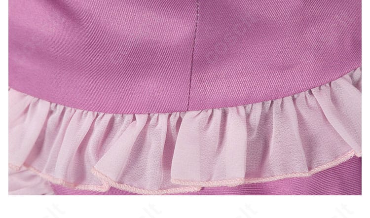 ジャケット裾周りの意匠。クラシカルなカッティングと縁取りでシルエットを美しく見せるデザイン。