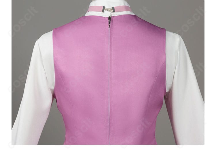 上衣背面の全体。センターベントと切り替えが立体的なスタイルを形成。