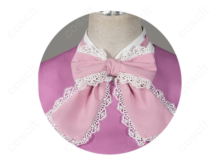 蝶ネクタイ風の胸飾りディテール。刺繍モチーフと上質リボンでクラシカルな雰囲気を強調。