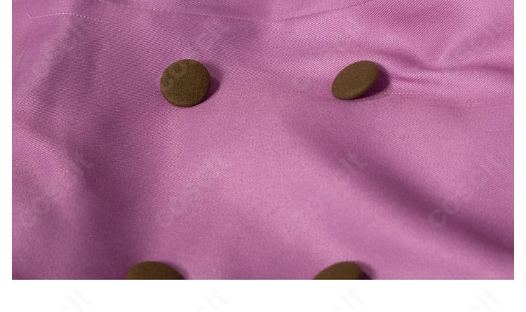 前身頃の金属ボタン装飾ディテール。重厚感のある質感で高級感を演出。