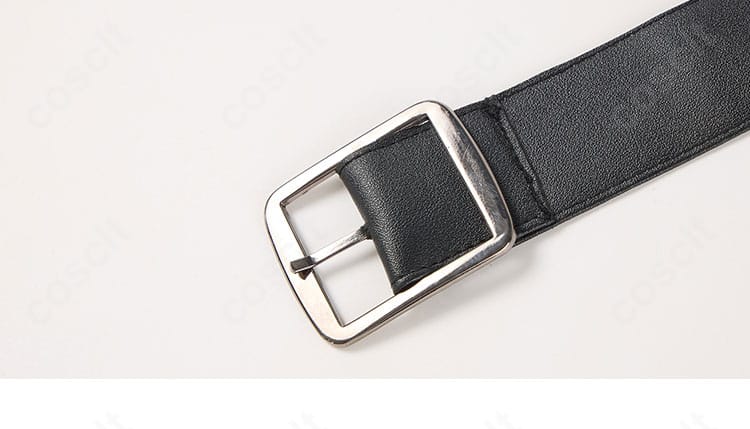 ベルト装飾のアップ。バックルの質感と長さ調整の仕様