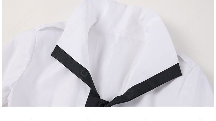 コートの襟デザインのクローズアップ。ラペルの形状と折り返しの表情