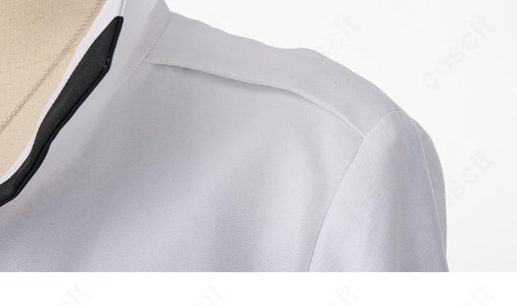 肩部分の装飾と縫い合わせを示すディテール。可動域とステッチの精度が分かる