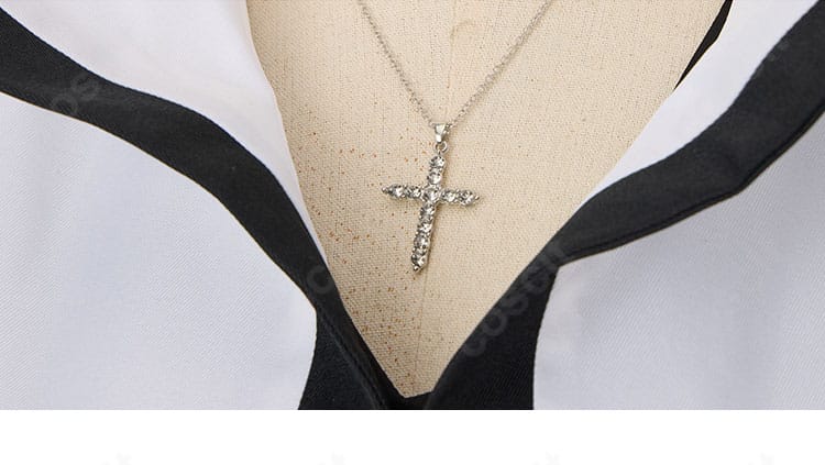 グレイ・フルバスターの象徴的な十字架ネックレスのクローズアップ