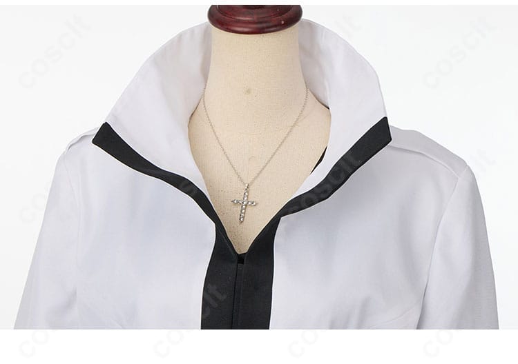 グレイ衣装の襟元デザイン。Vゾーンと首回りの形状・ステッチを強調