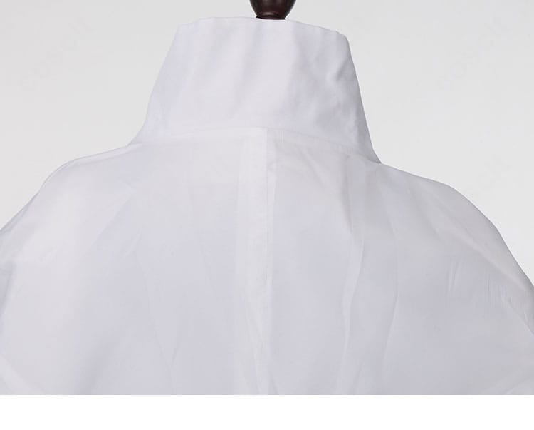 ロングコート背面の装飾ディテール。ヨークや背ベルト風意匠の質感