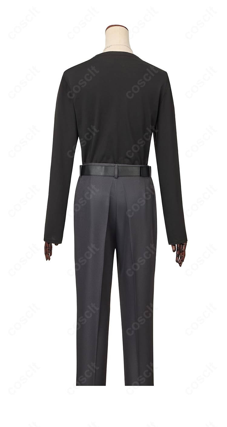 衣装内側の背面ディテール。背中心の縫製と裏地の仕上げを示す画像