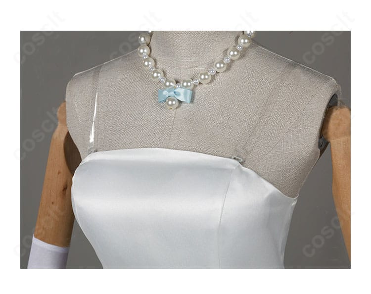 小鳥遊六花 ドレスの襟元ディテール。ネックレスとリボンの重なり、肌当たりの良い縫製仕上げをクローズアップ。