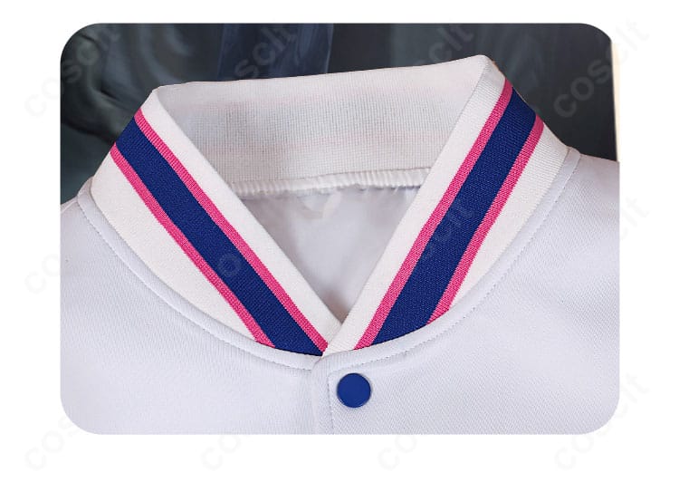 傭兵コスプレ衣装の襟元アップ。精緻な刺繍風モチーフがアクセント。