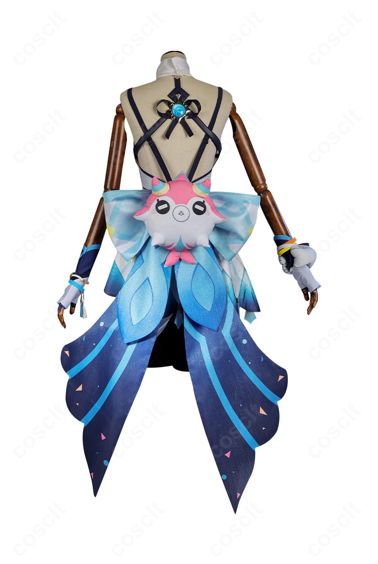 ムアラニ衣装の背面。大きな背部蝶結びと背飾りの構成がわかる写真。