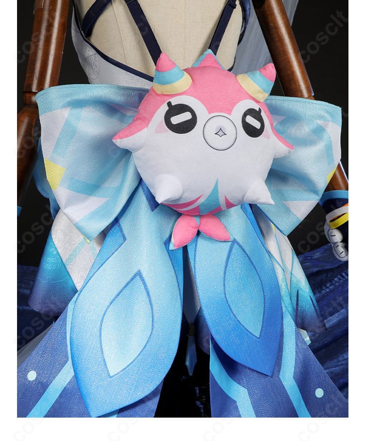 ムアラニ衣装の背面蝶結びの別角度。立体感とドレープの表情を強調。