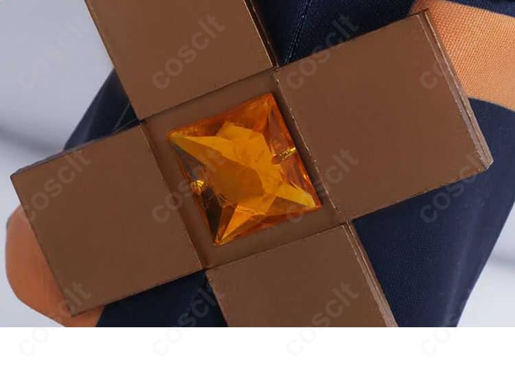 パンツ装飾の細部を拡大。ライン取りと装飾パーツの配置バランスが分かる。