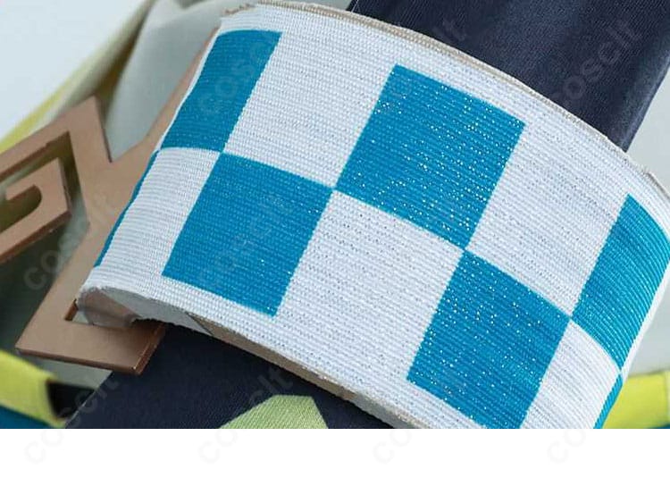 腕飾り・手首飾りのディテール。質感のコントラストと装着状態を見せる近接写真。