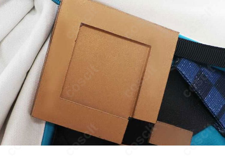 腰飾りの取り付け部と装飾の形状を詳細に撮影。可動時の干渉が少ない設計を示す。