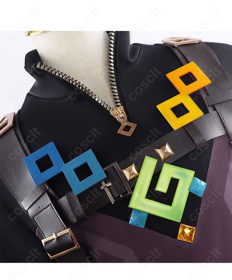 衣領まわりの装飾アップ。襟元のステッチと縁取り、質感の違いが伝わるディテール。