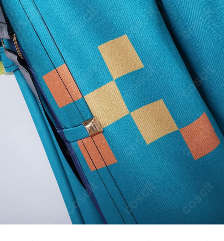 ズボンの装飾ディテール。サイドのトリムやエッジライン、落ち感のある素材感を確認できる画像。