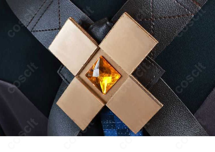 背面装飾の質感と留め具位置を強調した後ろ姿のディテール。